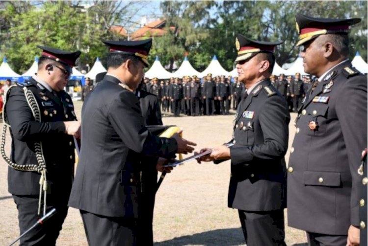 Kapolda NTT Berikan Penghargaan kepada Personel dan Masyarakat Berprestasi dalam Upacara Peringatan Hari Sumpah Pemuda ke 97