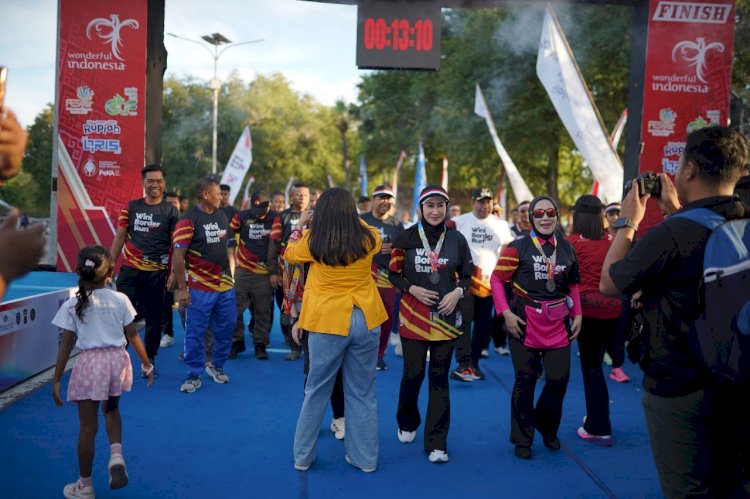 Kapolda NTT dan Ketua Bhayangkari Raih Medali di Wini Border Run 2025: Bukti Komitmen Sinergi di Tapal Batas
