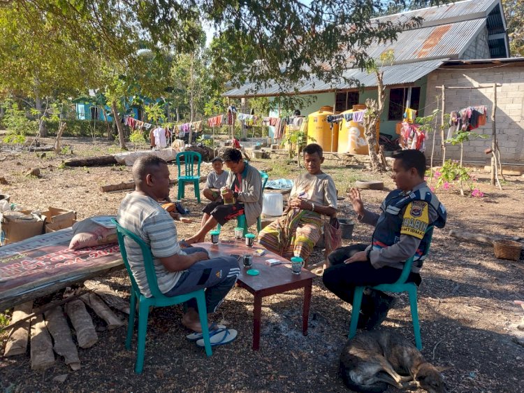 Tanpa Lelah Menyusuri Lorong Desa, Cara Brigpol Rian Welsyah Sentuh Hati Warga Oelami