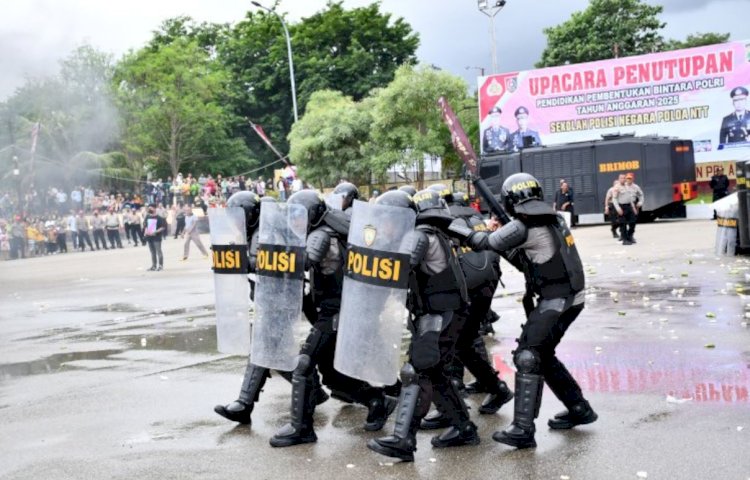 Peragaan Pengamanan Unjuk Rasa Bintara Remaja Polri Angkatan 53 Pukau Hadirin di SPN Polda NTT