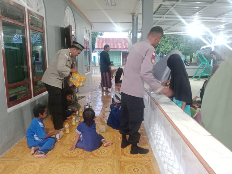 Takjil Ramadhan dari Polisi, Polsek Insana Utara Buka Puasa Bersama Warga