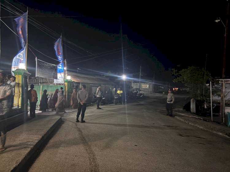 Polisi Amankan Sholat Tarawih di Kefamenanu, Tradisi Berbagi Takjil Perkuat Kebersamaan