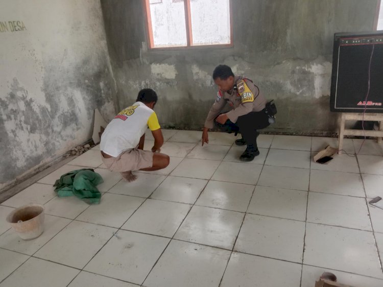 Wujud Nyata Polri Hadir, Bhabinkamtibmas Desa Maurisu Utara Bahu-Membahu Renovasi Polindes