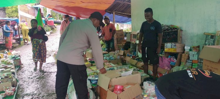 Jaga Kondusifitas di Perbatasan RI-RDTL, Anggota Polsubsektor Bikomi Nilulat Patroli di Pasar Haumeniana