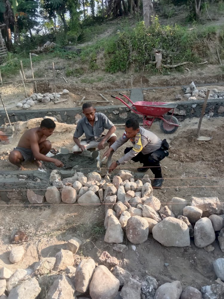 Aksi Humanis Bhabinkamtibmas di TTU: Lepas Penat, Aipda Constantino Martins Ikut Aduk Semen Bangun Rumah Warga