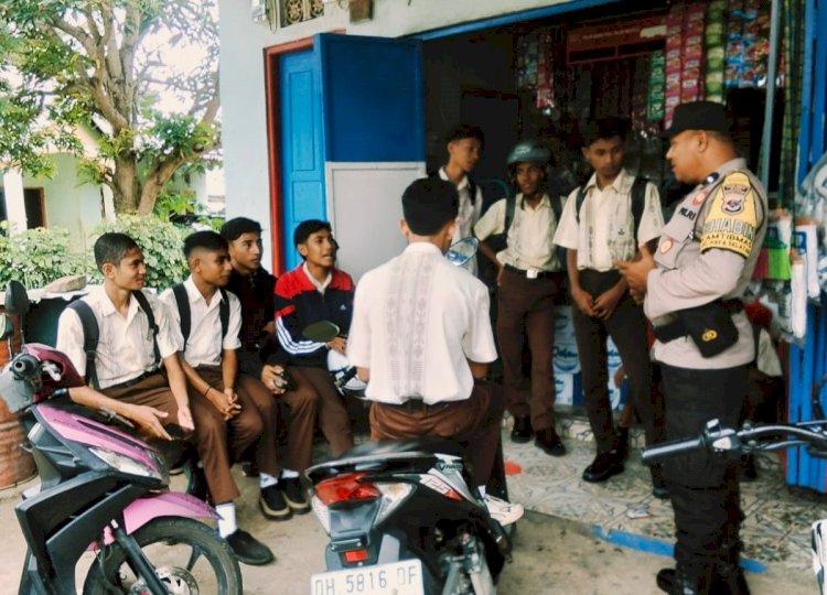 Cegah Kenakalan Remaja, Bhabinkamtibmas Kefa Selatan Sambangi Siswa di Luar Lingkungan Sekolah