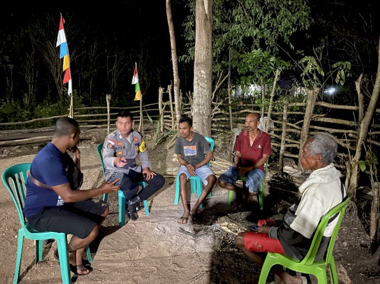 Humanis dan Dekat dengan Warga, Bhabinkamtibmas Oetalus Gencarkan Sambang Malam Jaga Kamtibmas Kondusif