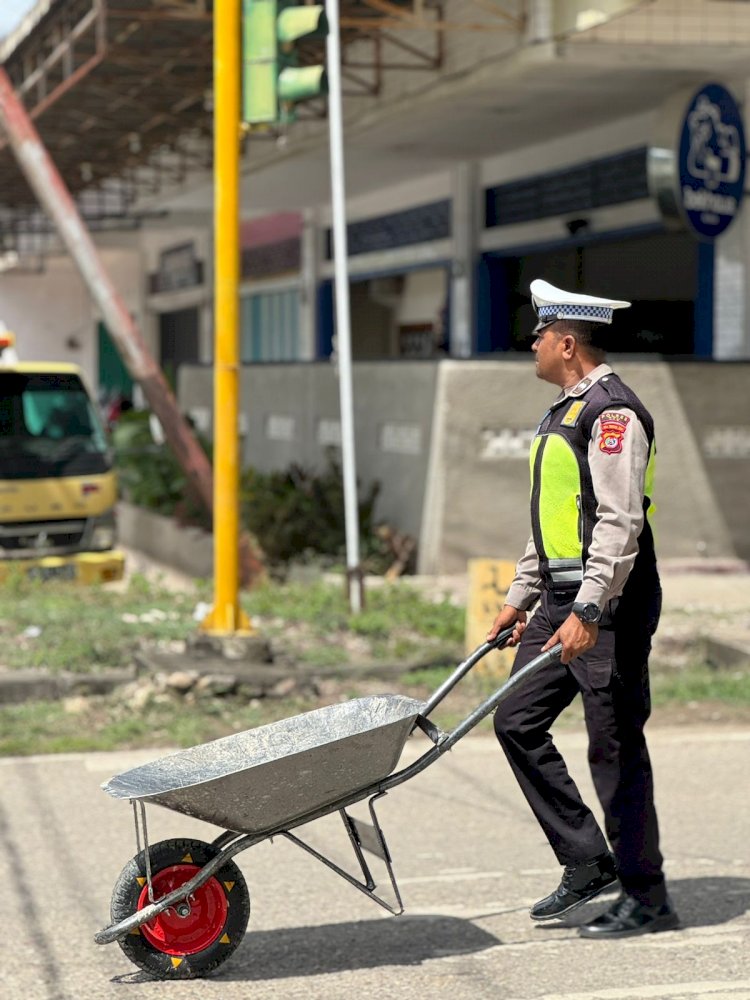 Wujud Nyata Pelayanan: Kanit Kamsel Sat Lantas Polres TTU Menambal Harapan Keselamatan
