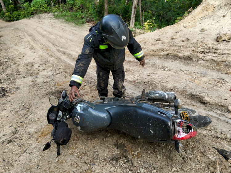 Terjatuh di Jalan Ekstrem, Tak Goyahkan Pengabdian Bhabinkamtibmas di Pelosok TTU