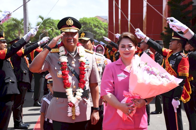 Haru dan Penuh Penghormatan, Kapolda NTT Pimpin Tradisi Pedang Pora Pelepasan Brigjen Pol Baskoro Tri Prabowo