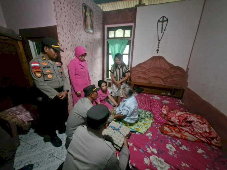 Wujud Nyata Kepedulian Polri: Polres TTU Gelar Anjangsana dan Serahkan Tali Asih Menjelang HUT Bhayangkara ke-80