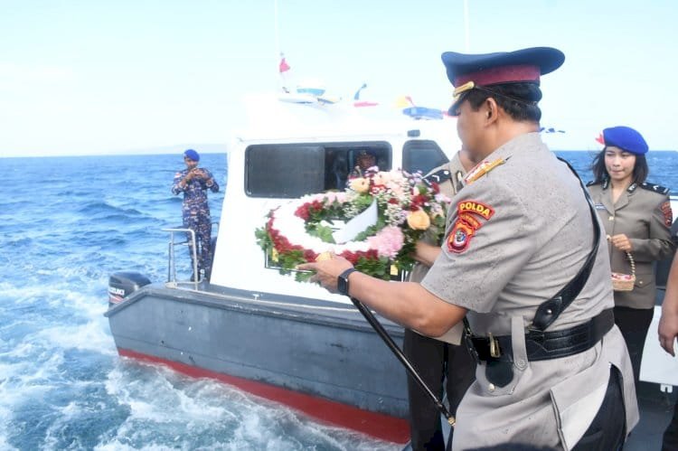 Peringati Hari Bhayangkara ke-80, Kapolda NTT Pimpin Upacara Tabur Bunga di Perairan Bolok Kupang