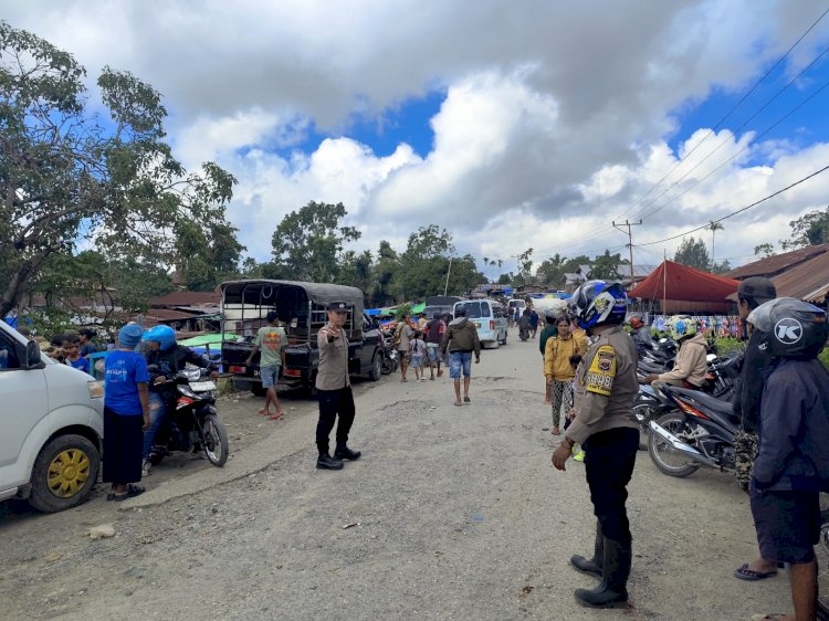 Antisipasi Tindakan Kriminal, Polsek Miomaffo Barat Gelar Patroli Preventif dan Gatur Lalin di Pasar Mingguan Eban