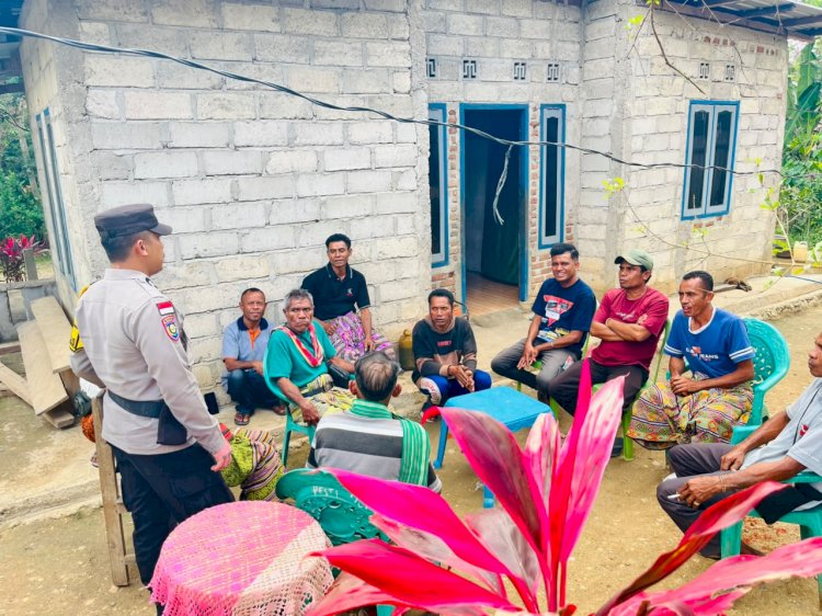 Cegah Kriminalitas Sejak Dini, Bhabinkamtibmas Desa Kiusili Sosialisasikan 'Jadi Polisi Bagi Diri Sendiri' dan Layanan Call Center 110