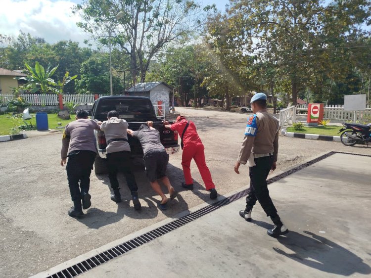 Polri Hadir untuk Masyarakat: Personil Polres TTU Sigap Bantu Dorong Mobil Mogok di SPBU Kefamenanu