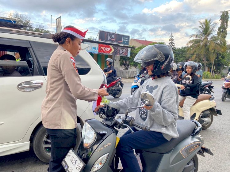Sambut HUT ke-81 Kemerdekaan RI, Polres TTU Bagikan Bendera Merah Putih kepada Pengendara yang Melintas