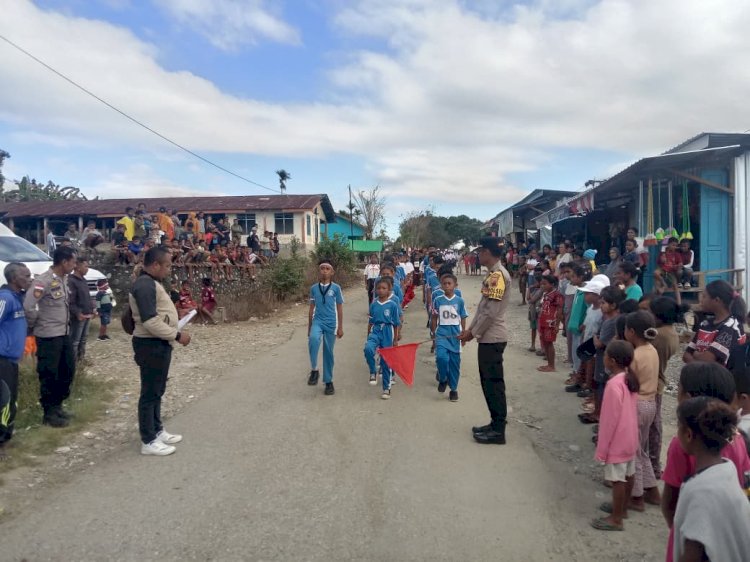 Polsek Miomaffo Barat Amankan Lomba Gerak Jalan Pelajar, Semarakkan HUT RI ke-81