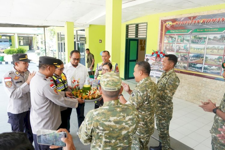 HUT ke-81 TNI, Polres TTU Serahkan Tumpeng ke Kodim 1618/TTU, Perkuat Sinergitas TNI-Polri