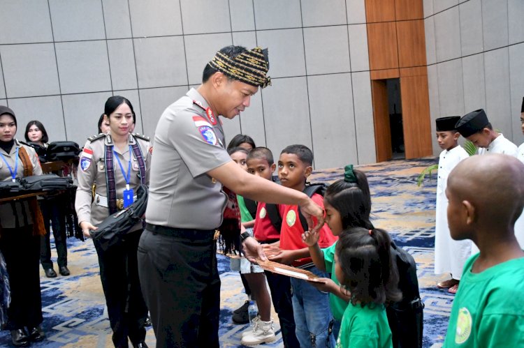 Wujud Kepedulian dan Kasih Sayang, Kapolda NTT Berikan Tali Asih dan Peralatan Sekolah kepada Anak Yatim di Rakernis Ditlantas 2026