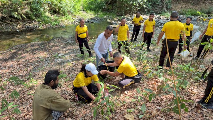Kapolres TTU Bersama Masyarakat dan Personel Polres Laksanakan Penanaman Bibit melalui Program Green Policing