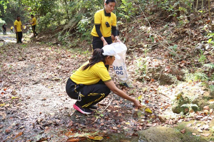 Polisi Bersama Masyarakat, Kapolres TTU Pimpin Kegiatan Gotong Royong Bersihkan Sungai dan Bantaran Sungai
