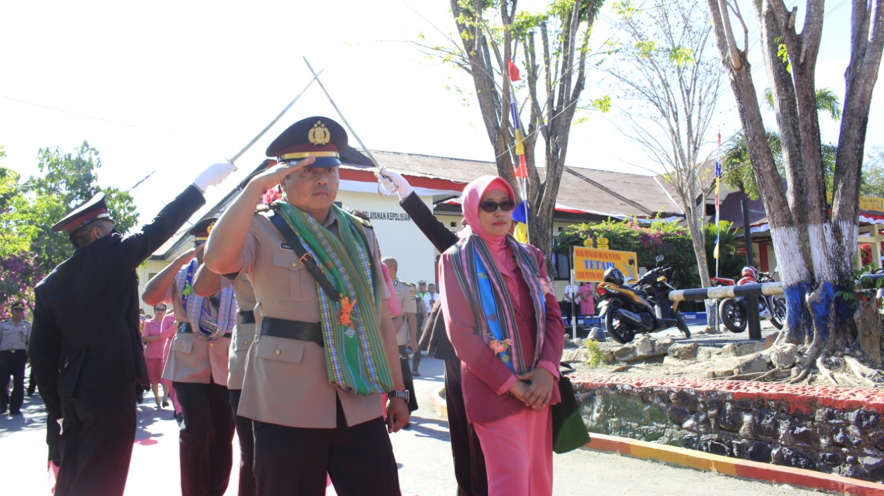 Pedang Pora Iringi Perpisahan Mantan Pejabat Polres TTU dan Para Personil Yang Memasuki Masa Purnabakti