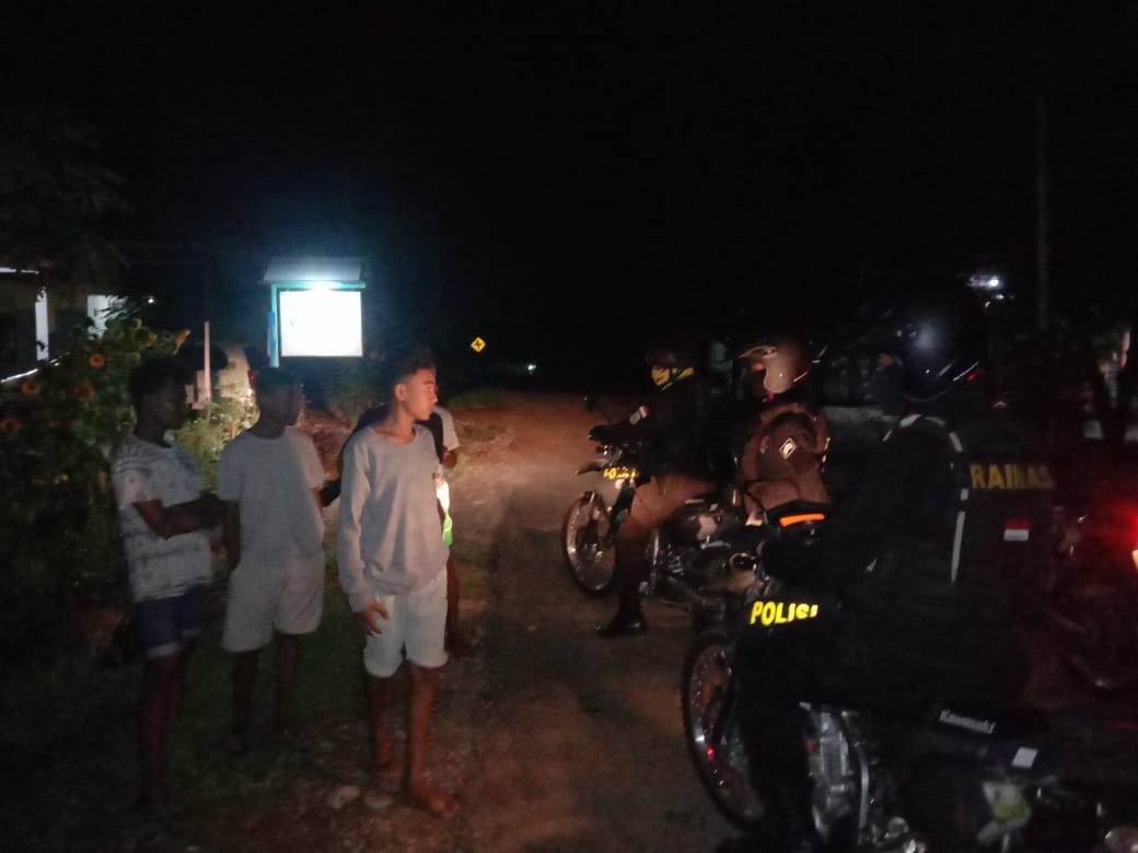 Cegah Penularan Covid-19, Unit Raimas Polres TTU Patroli Bubarkan Perkumpulan Warga